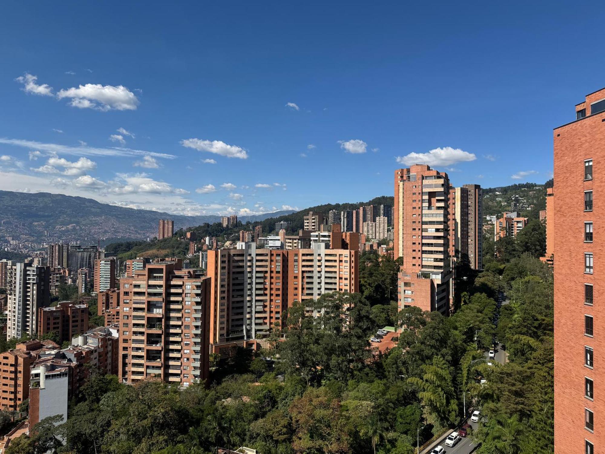 En El Poblado Cerca A Povenza 241 *